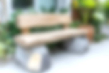 Canlı yeşilliklerin arasına kurulmuş modern bir ahşap bank barışçıl bir geri çekilme yaratır. Rahatlama, açık hava toplantıları ya da doğa dostu alanları geliştirmek için ideal..