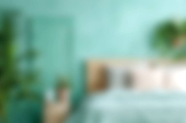 Nane yeşili aksanları, rahat yatak örtüleri ve doğal bitkilerle dolu bu güzel tasarlanmış yatak odasını keşfedin. Huzurlu ve rahatlatıcı bir dinlenme yeri oluşturun..