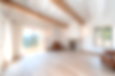 Ahşap kirişler ve minimalist bir yaklaşımla modern evlerde sıcak ve davetkar bir atmosfer yaratmak için mükemmel tasarlanmış bir oturma odası..