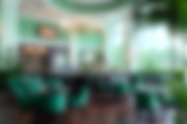 Şık, modern bir iç mekan yeşil aksanlı, gösterişli mobilyalar, bol doğal ışık, ve rahatlama ve rahatlama için çağdaş bir estetik ideal..