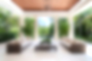 Parlak ve davetkar bir oturma odası geniş pencerelerden geniş bir açık hava manzarasına açılan lüks bir oturma odası, dinlenmek için sakin bir atmosfer yaratıyor..