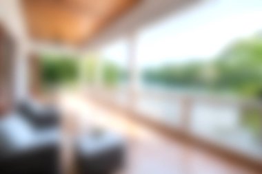 Rahat mobilyalar, doğal ışık ve rahatlama ve sükunet için mükemmel manzaralı modern açık hava yaşam alanını davet ediyor..