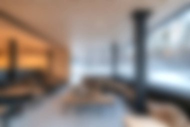 Samimi bir kafenin içinde, minimalist mobilyalar ve doğal ışıklandırmayla modern bir tasarım sergilenerek müşteriler için davetkar ve rahatlatıcı bir atmosfer yaratılıyor..