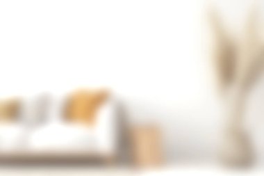 Modern bir minimalist oturma odası dekoratif yastıkları ve şık bir bitkisi olan rahat bir kanepeyi sergiliyor. Parlak bir yerde sıcak ve davetkar bir ortam yaratıyor..