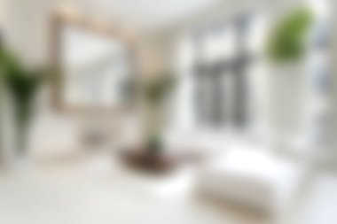 Geniş bir ayna ve yemyeşil bitkilerle dolu parlak ve havadar bir modern iç mekan, sakin bir atmosfer yaratıyor. Ev dekorasyonu ilhamı için ideal.