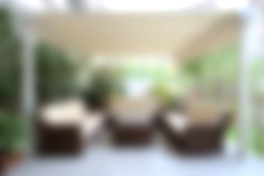 Bu resim, yemyeşil yemyeşil, rahatlama ve sosyal toplantılar için mükemmel, rahat bir yaşam alanı sunuyor..