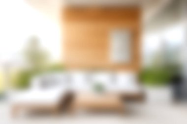 Modern mobilyaların, doğal elementlerin ve güneşli bir atmosferin bulunduğu şık bir açık hava oturma alanı, rahatlama ve sosyal etkinlikler için mükemmel..