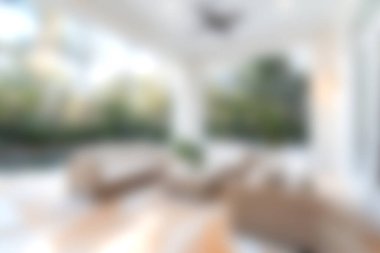 Rahat bir oturma ve dingin yeşillik içeren, rahatlama ve sosyal toplantılar için mükemmel tasarlanmış güzel bir avlu salonu..