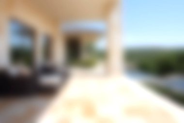 Bu resim rahatlamak için tasarlanmış rahat bir terası gösteriyor. Rahat koltuklar, manzaralı bir manzara ve güneşli günlerin tadını çıkarmak için mükemmel huzurlu bir atmosfer sergiliyor..