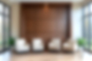 Minimalist mobilyaların ve doğal ışığın boşluğu doldurmasına izin veren büyük pencerelerin olduğu sakin, modern bir oturma odası. Rahatlama ve tarz için ideal.