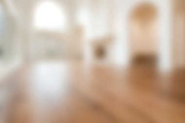 Bu resim, modern yaşam için mükemmel, güzel ahşap bir zemine sahip parlak ve ferah bir iç mekan sergiliyor. Tasarım, doğal ışığı ve davetkar atmosferi vurguluyor..