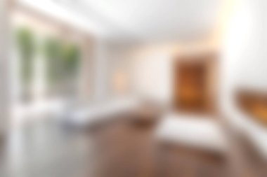 Parlak ve havadar modern bir oturma odası doğal ışık getiren geniş pencereler sergiliyor, samimi ve davetkar bir atmosfer yaratıyor. Şık dekorlar ve rahat koltuklar rahatlatıcı titreşimleri arttırır..