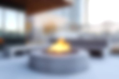 Parlak alevlerle sıcak bir ateş çukuru modern şehir ortamında sıcak bir ortam yaratır. Akşam rahatlama ve toplanma için mükemmel..