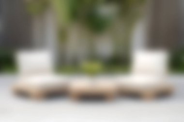 Lüks oturma yerleri ve kahve masası olan şık dış mobilyalar, dingin yeşillik ortamında dinlenmek için mükemmel bir ortam..