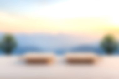 Güneşin doğuşunda veya batışında çarpıcı bir dağ zeminine karşı ahşap mobilyaların bulunduğu sakin bir açık hava oturma alanı, dinlenmek için mükemmel..