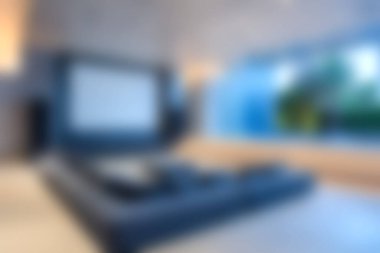 Bu resim, ev sinema sistemi, geniş pencere ve zarif dekorun yer aldığı modern bir oturma odasını sergiliyor. Rahatlamak için konfor ve stil katıyor..