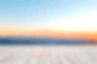 Yumuşak bir odak görüntüsü, karlı bir arazide güzel bir gün doğumu yakalıyor, gökyüzünde yumuşak pastel renkler sergiliyor. Huzur ve huzuru iletmek için mükemmel..