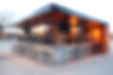 Kırsal tasarım unsurları, sıcak ışıklıklar ve davetkar oturma düzenleriyle dolu canlı bir açık hava kafe. Şehir ortamında rahatlama ve sosyal toplantılar için mükemmel..