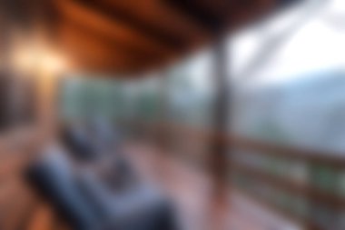 Sıcak ve davetkar bir balkon huzur veren bir dağ manzarası sunuyor. Rahatlamak ve kaçmak için mükemmel. Rahat bir ortamda doğanın huzurunun tadını çıkar..