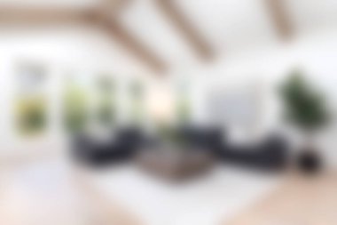 Bolca doğal ışık ve şık mobilyaların bulunduğu bu güzel tasarlanmış oturma odasını keşfedin. Ortam davetkar ve sakin, rahatlamak için mükemmel..