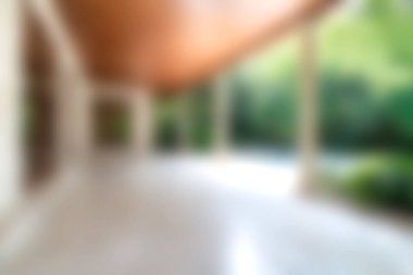 Bol yeşillik ve ahşap çatı ile tamamlanmış mermer zeminli sakin bir açık alan. Doğada rahatlama ve gençleşme için mükemmel..