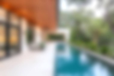 Bu çarpıcı görüntü, sakin bir havuzu ve yemyeşil bahçesi olan lüks ve modern bir villayı yakalıyor. Hepsi de rahatlamak ve keyif almak için mükemmel sakin bir ortamda kurulmuş..