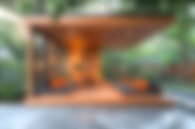 Bereketli yeşilliklerle çevrili parlak ahşap bir tasarıma sahip çağdaş bir açık pavyon, rahatlama ve rahatlama için sakin bir yer sunuyor..