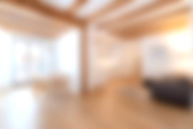 Bu görüntüde parlak ve ferah bir oturma odası güzel ahşap kirişler ve modern yaşam için mükemmel bir zemin planı var..