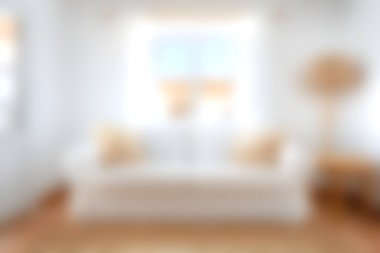 Bu yumuşak ve rahat beyaz kanepe doğal ışıkla dolu parlak bir oturma odasını büyütüyor. Rahatlamak için ideal, bu büyüleyici tasarım biraz sıcaklık ve tarz katıyor..