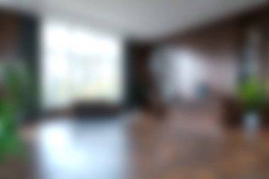 Doğal ışık ve yemyeşil bolluğa sahip güzel tasarlanmış modern bir yaşam alanı sıcak ve davetkar bir atmosfer yaratıyor..