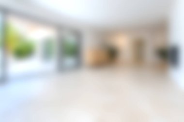 Doğal ışığı davet eden ve rahatlamak için ideal zarafet ve konforun mükemmel bir karışımını sunan açık bir uzay tasarımının yer aldığı parlak ve modern bir oturma odası keşfedin..