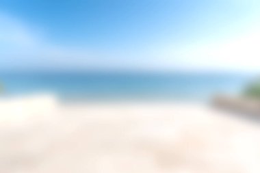 Bu resim, berrak mavi gökyüzü ve sakin bir okyanusun yer aldığı huzurlu bir kıyı manzarasını yakalar. Rahatlama ve kaçma hissi uyandırmak için mükemmel..