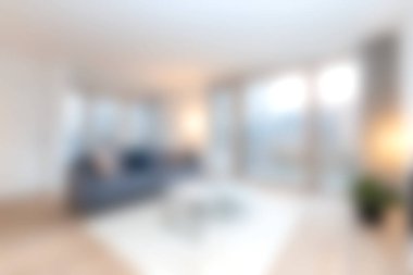 Rahat ve modern bir oturma odası, şık mobilyalar ve bol doğal ışık, rahatlama ve davetkar bir ortam için mükemmel..