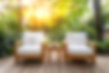 Parlak ve davetkar oturma alanı. Yastıklı iki şık ahşap sandalye, yemyeşil bir zemin ve yumuşak güneş ışığına karşı dizilmiş..