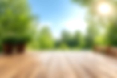 Bereketli yeşillik ve parlak gökyüzü ile çevrili bulanık ahşap bir güvertenin yer aldığı sakin ve canlı bir açık hava sahnesi. Doğa ve rahatlama temaları için ideal.