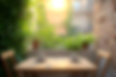 Kırsal ahşap bir masa ve yemyeşil bitkilerin bulunduğu sakin bir açık hava yemek alanı. Sıcak güneş ışığıyla aydınlatılıyor. Rahatlatıcı bir yemek için mükemmel..