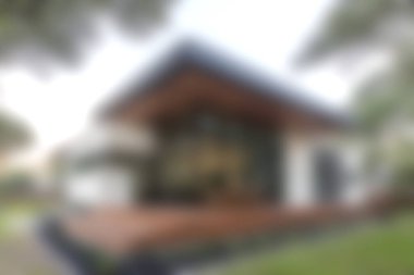 Bu resim, geniş pencereler ve ahşap aksanlarla karakterize edilmiş, doğal çevresiyle zarif bir şekilde harmanlanmış modern bir eve sahiptir. Çağdaş yaşamı göstermek için mükemmel..