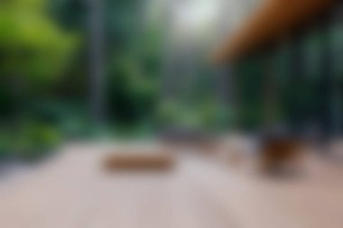 Modern mimari, doğal elementler ve verimli yeşillik içeren sakin bir açık alanın uyumunu deneyin. Rahatlamak ve rahatlamak için mükemmel..