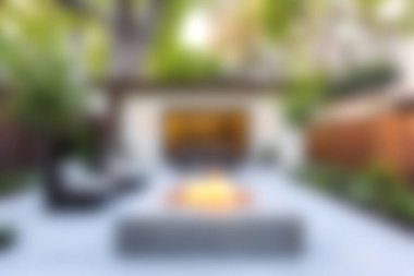 Modern mobilyaların ve yemyeşil yeşilliklerle çevrili sıcak bir ateş çukurunun yer aldığı sakin bir avlu. Rahatlama ve sosyal toplantılar için mükemmel..