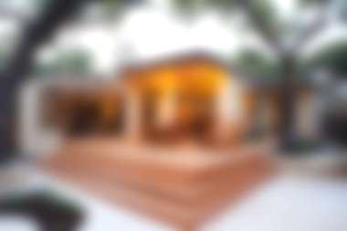 Doğayla çevrili, davetkar bir tasarımı olan modern bir ahşap güverte evi. Parlak atmosfer, bu sakin geri çekilmenin estetik çekiciliğini arttırıyor..