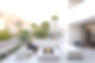 Gündüz vakti modern mobilyaların taze yeşillikle buluştuğu sakin bir salon deneyin. Rahatlamak ve şık bir şekilde dışarıda yaşamak için ideal..