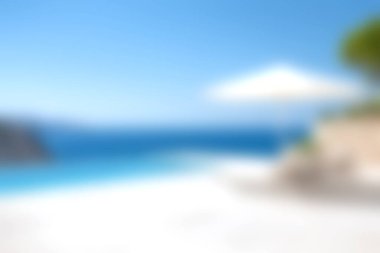 Sahil manzarasında berrak mavi gökyüzünün altında köpüklü sularla birlikte bir plaj şemsiyesi vardı. Seyahat ve rahatlama temaları için mükemmel.