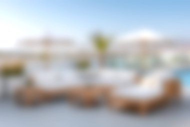 Rahat güneşli yataklar ve temiz bir havuz kenarında şemsiyesi olan sakin bir açık hava salonu. Güneşli bir ortamda rahatlamak için ideal..