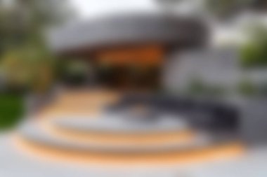 Bu çarpıcı açık hava verandasında modern bir tasarım sergileniyor. Zarif adımlar, bereketli yeşillik ve rahat bir oturma alanı, rahatlama ve toplanma için mükemmel..