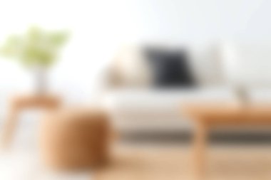 Bu resim, minimalist dekor ve açık renk tonlarının yer aldığı samimi ve davetkar bir oturma odası yakalıyor. Modern mobilya ve yumuşak dokuların bir karışımı rahatlatıcı, sakin bir atmosfer yaratır..