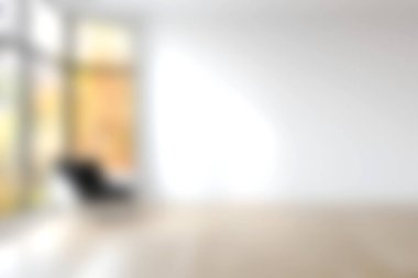 Bu görüntü, geniş pencereleri ve ahşap döşemeleri olan parlak, minimalist bir iç mekan yakalıyor. Havadar atmosfer sükuneti ve yaratıcılığı davet ediyor..