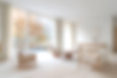 Yumuşak mobilyaların ve bol doğal ışığın bulunduğu parlak ve rahat bir oturma odası. Rahatlamak ve rahatlamak için mükemmel sıcak ve davetkar bir atmosfer yaratıyor..