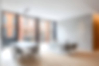 Parlak ve havadar minimalist bir oturma odası şık mobilyalar ve bol doğal ışık barındırıyor. Tasarım, basitlik ve rahatlığa odaklı davetkar bir atmosfer yaratıyor..