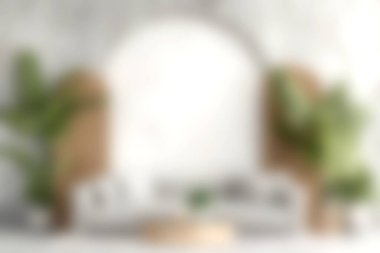 Huzurlu, minimalist bir iç mekan beyaz bir kemer, doğal dokular ve canlı yeşillik modern yaşam alanları için mükemmel bir davet edici atmosfer yaratır..