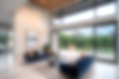 Bu modern oturma odasında bol miktarda doğal ışık getiren ve manzaralı yeşil bir manzara sunan büyük pencereler var. Rahat koltuklar ve şık dekorlar gevşemek ve sakin ortamın tadını çıkarmak için mükemmel bir ortam yaratıyor..